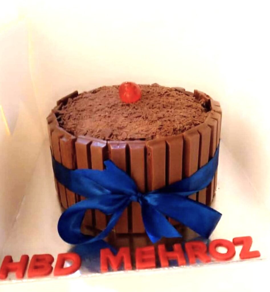 Kit kat edges cake